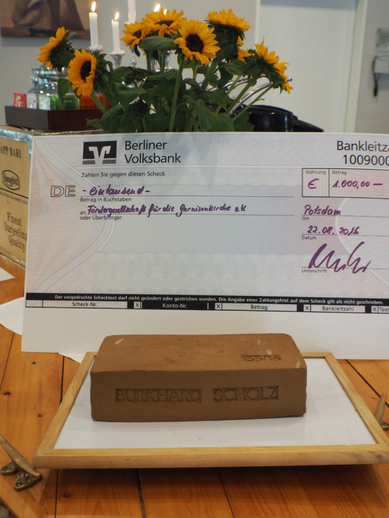 Ziegelsteinübergabe für den Wiederaufbau der Garnisonkirche