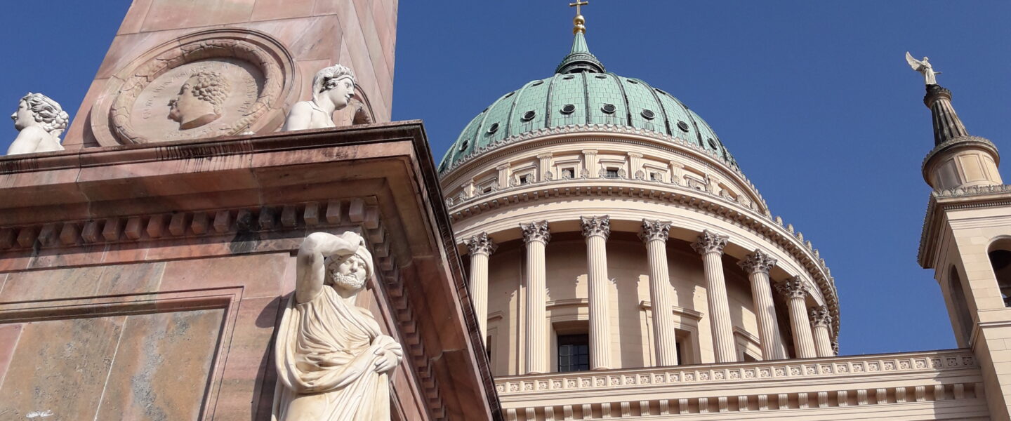 Nikolaikirche mit Obelisk