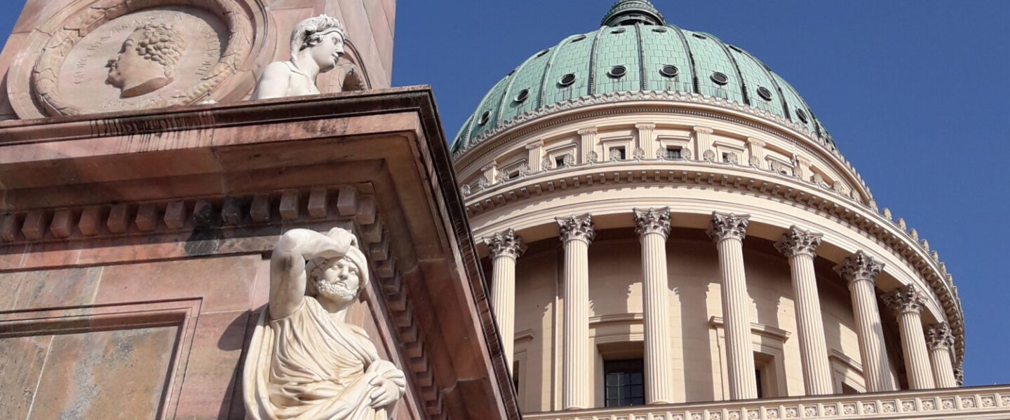 Nikolaikirche mit Obelisk