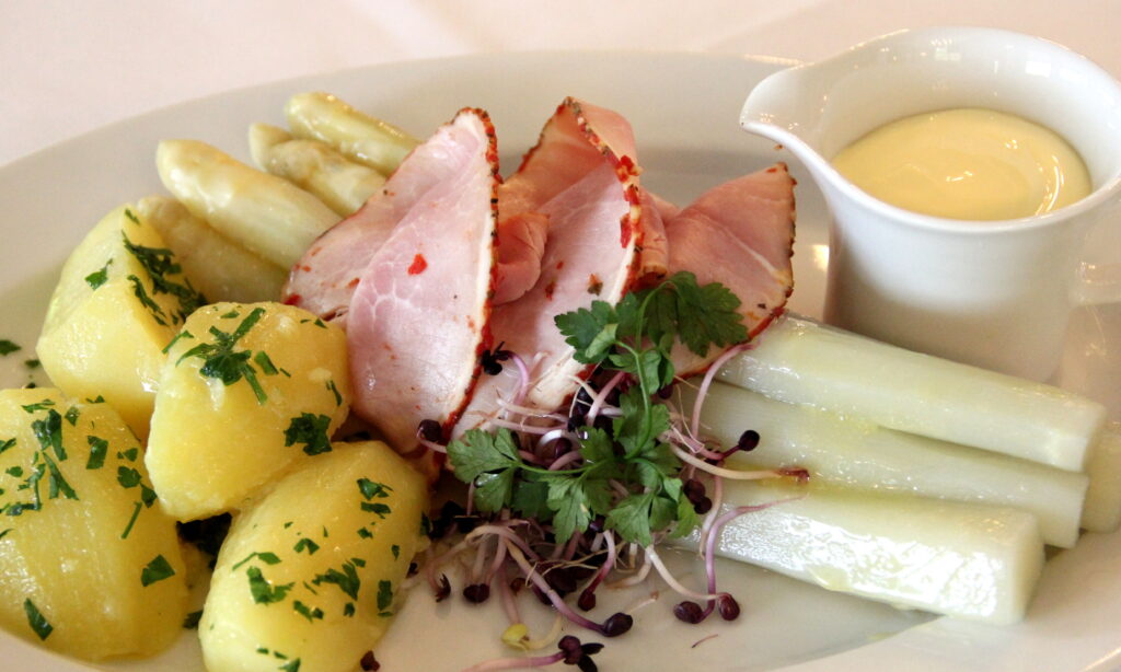 Speisekarte im INSELHOTEL Potsdam: Beelitzer Stangenspargel mit Schnitzel vom Schwein und neuen Kartoffeln