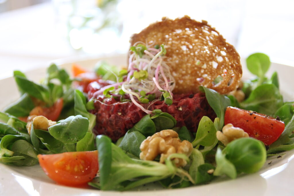 Speisekarte im INSELHOTEL Potsdam: Rote Beete - Kichererbsentartar an Feldsalat mit Walnussvinaigrette Speisekarte im INSELHOTEL Potsdam: Rote Beete - Kichererbsentartar an Feldsalat mit Walnussvinaigrette