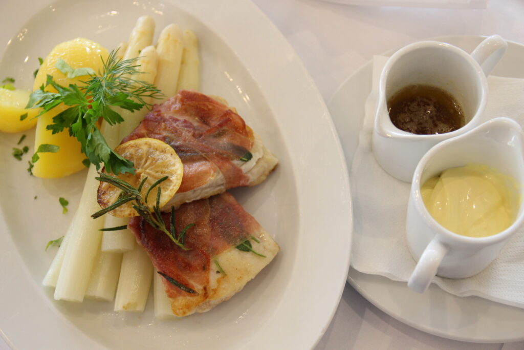 Speisekarte im INSELHOTEL Potsdam: Saltimbocca vom Kabeljaufilet mit Beelitzer Stangenspargel und neuen Kartoffeln